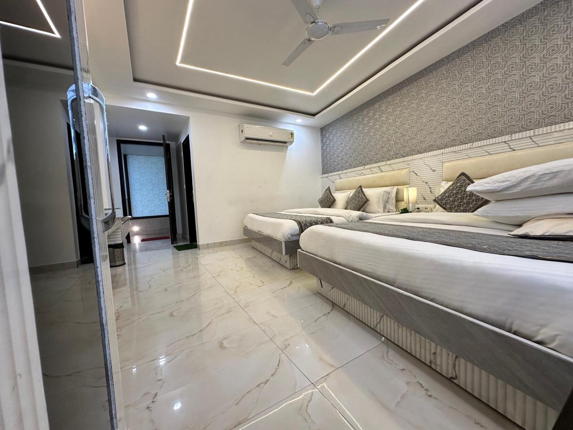Hotel Krishna Deluxe-By Rcg Hotels Нью-Делі Екстер'єр фото