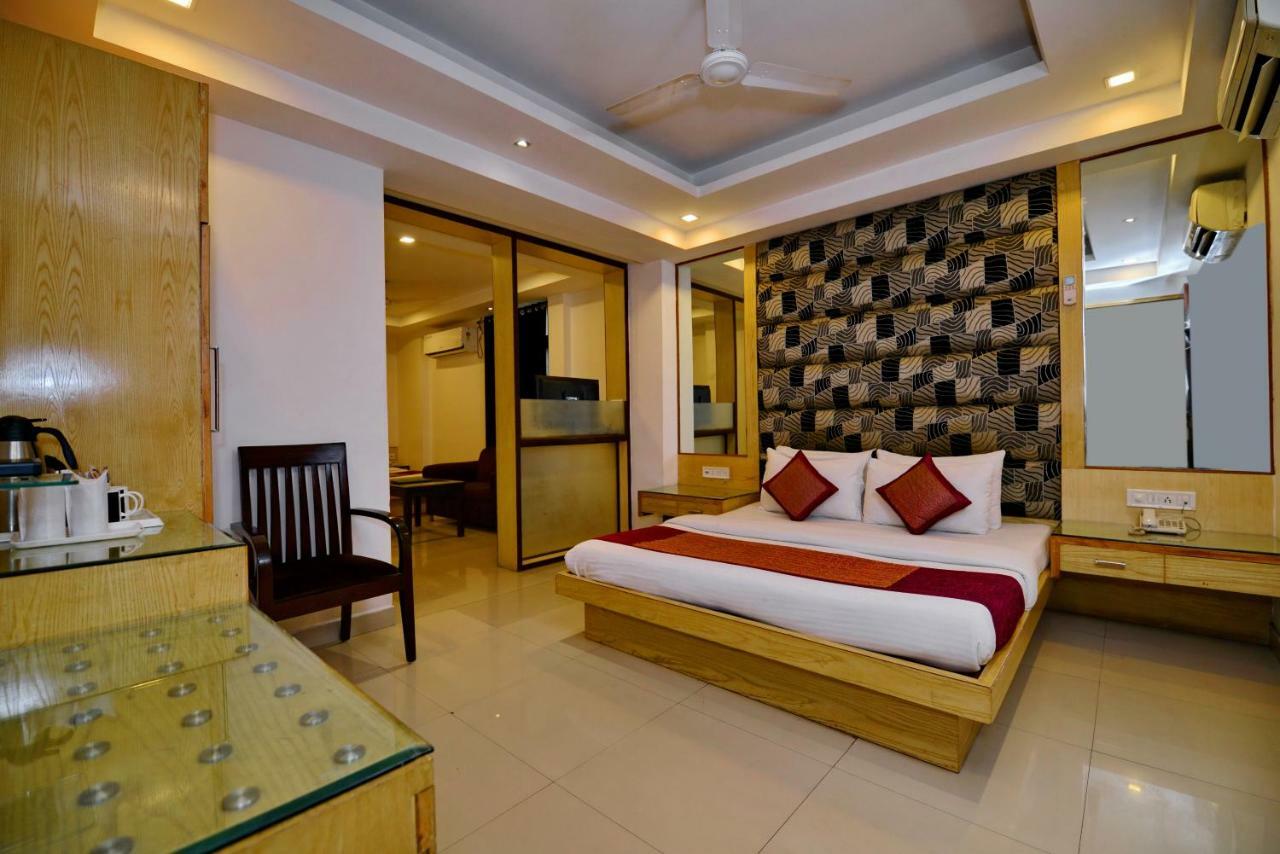 Hotel Krishna Deluxe-By Rcg Hotels Нью-Делі Екстер'єр фото